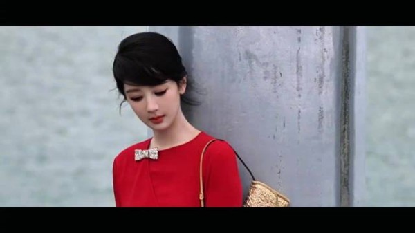 杨紫2026年元旦红裙造型亮相，明媚千金风引关注