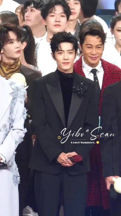 肖战跨年晚会秒塞纸巾引热议