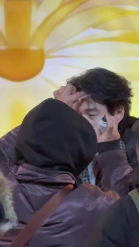 魏大勋穿羽绒服仍被冻到失去表情管理