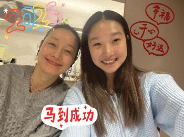 马伊琍新年第一天晒全家福！和大女儿素颜合影好温馨，被耳环抢镜
