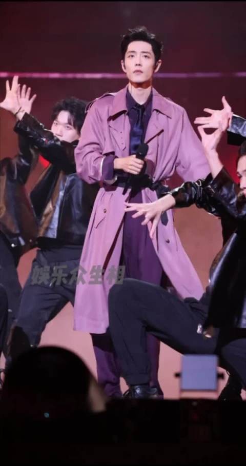 肖战跨年献唱《得闲谨制》同名曲，紫色风衣造型吸睛