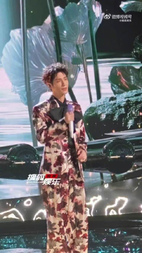 罗云熙中国风舞台演绎《最后一页》视听双享