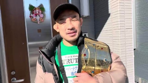 扇久保博正夺Rizin冠军后赠腰带予妻子