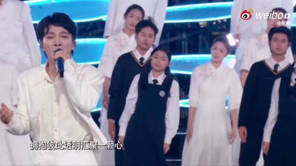 周深演出遇强风发型凌乱，唱功依然稳健