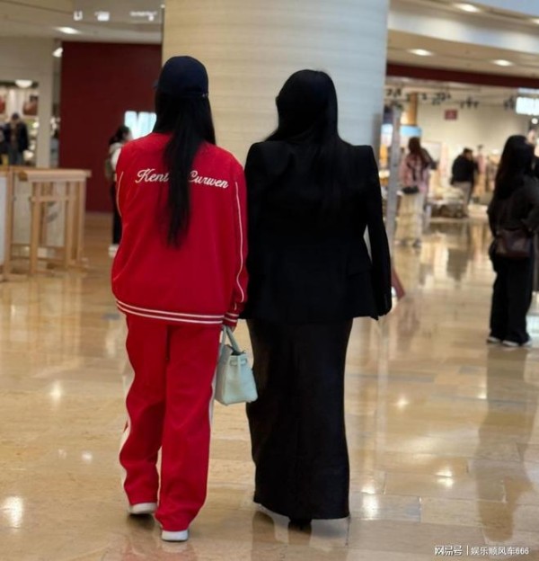 网友偶遇李湘母女,现实中看其实也就是微胖身材