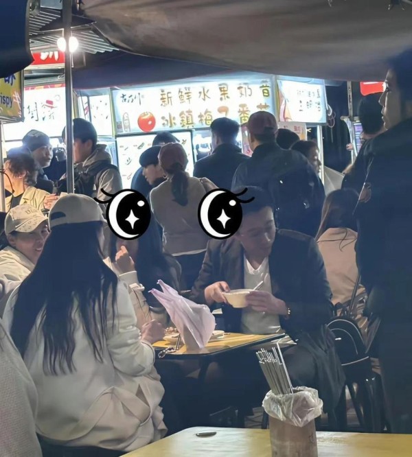 汪小菲带儿女吃路边摊!阿姨司机同坐一桌好热闹,玥儿很黏马筱梅