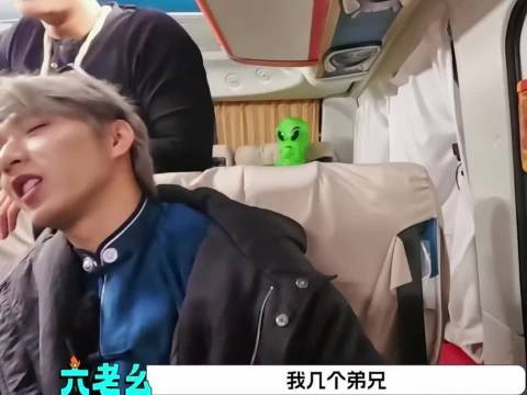 刘耀文回应已读乱回消息,自称干活时疏忽弟兄