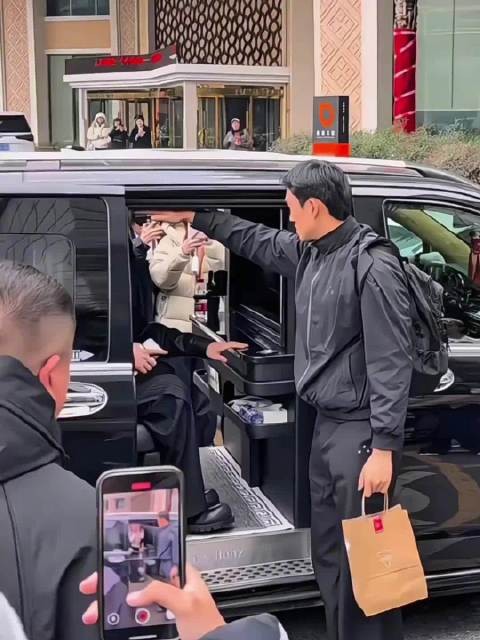 檀健次本命年穿红袜子