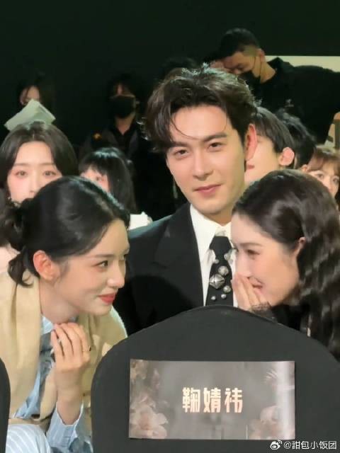 星光大赏最搞笑的一幕诞生了,周也王玉雯隔着陈星旭大聊,让男方尴尬不已