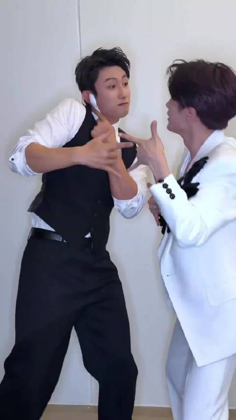 黄景瑜持勺呼叫檀健次,沈sir转身遇比心