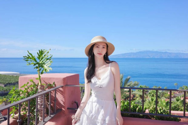 景甜的五官精致,美貌养眼。