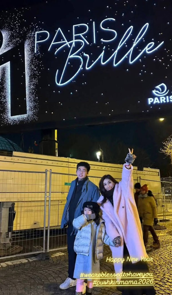 搜狐娱乐讯 近日,何超盈在社交平台上晒出一家三口在法国旅行的合照,小8岁老公看起来很年轻,女儿长相随爸!