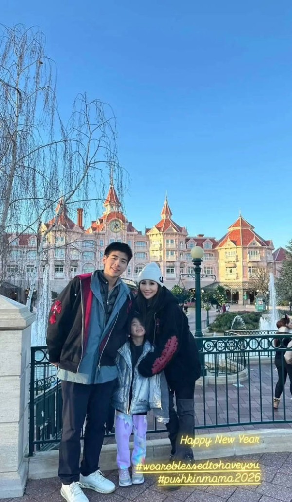 何超盈一家三口笑容满面,心情大好。