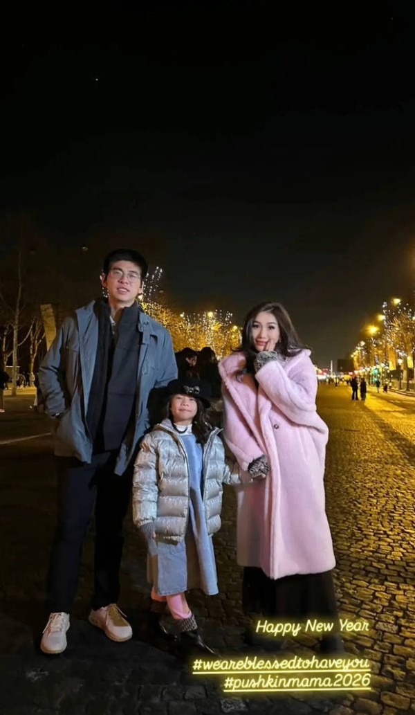 何超盈牵着女儿的手拍照,爱意满满。