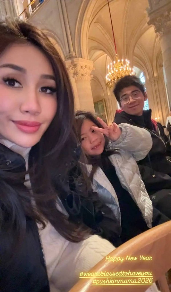 何超盈女儿开心比耶,好可爱。