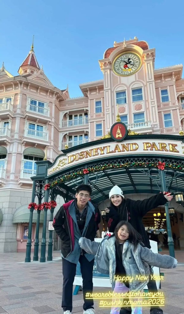 何超盈绽放灿烂笑容,松弛感拉满 。