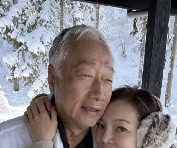 75岁郭台铭同框51岁娇妻!搂人动作费劲,曾馨莹黏人模样好恩爱