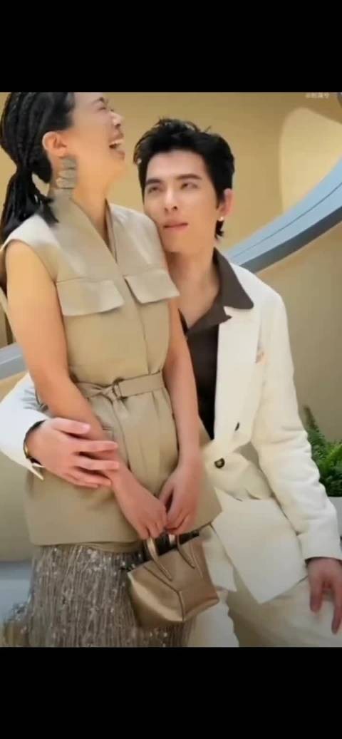 萧敬腾婚后行为引热议，频繁示爱妻子引关注