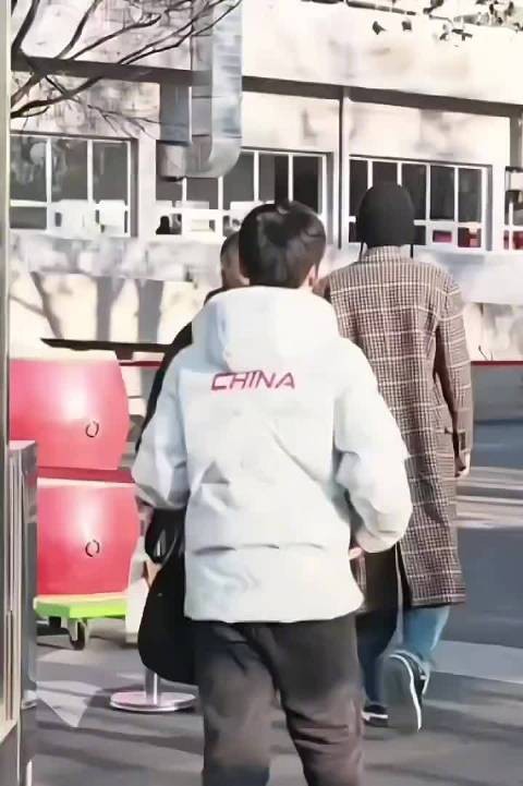 这一身真别太帅了,期待他的后续表现哇!