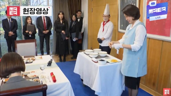 李在明夫人金惠景穿韩服出席午餐会现场制作韩餐