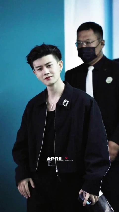 任嘉伦真的太适合痞帅风了，这一歪头我人没了