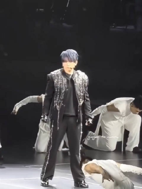 香港顶流巨星姜涛这个演唱会出场什么水平