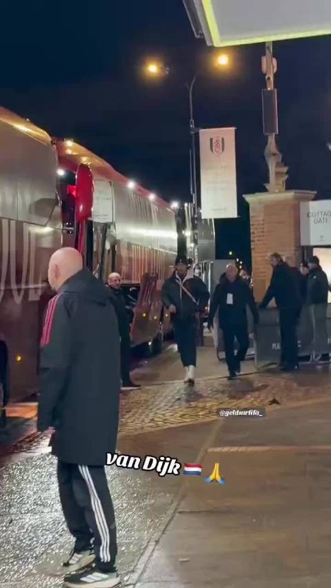 把头发藏在帽子下面的范迪克 变得更帅了