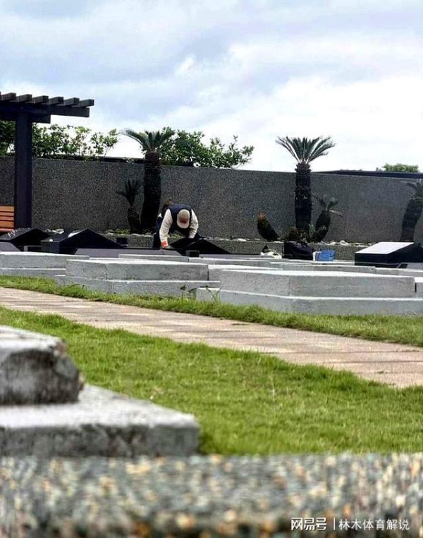 具俊晔新年独赴大S墓园擦碑，网友曝光细节，300天风雨无阻。