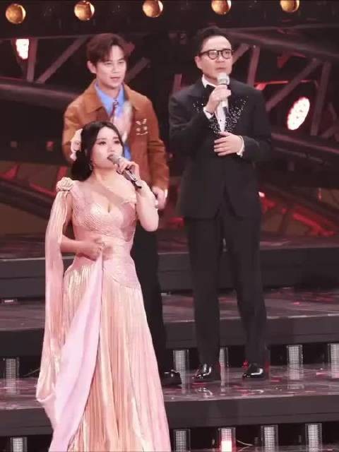 汪涵何炅李雪琴合唱，感觉只有何老师的声音，李雪琴很像在对口型的样子