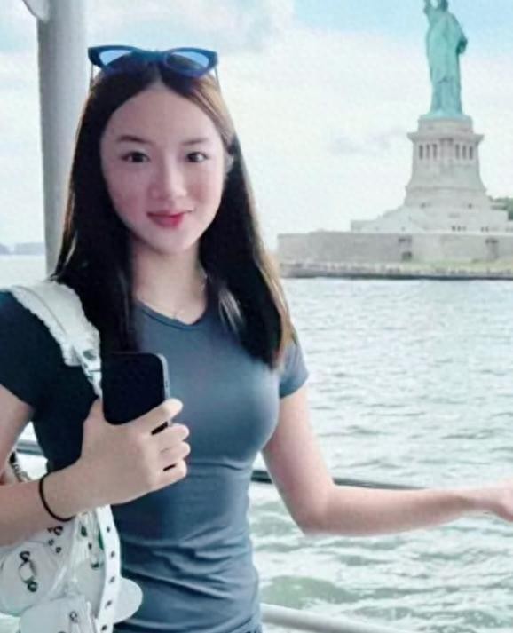 吴尊女儿才14岁！身高直逼172cm，网友：这发育速度也太惊人了