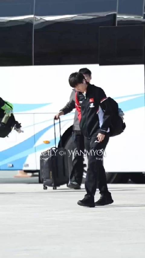 王曼昱上训了,看着很健康,健康涨球哦!