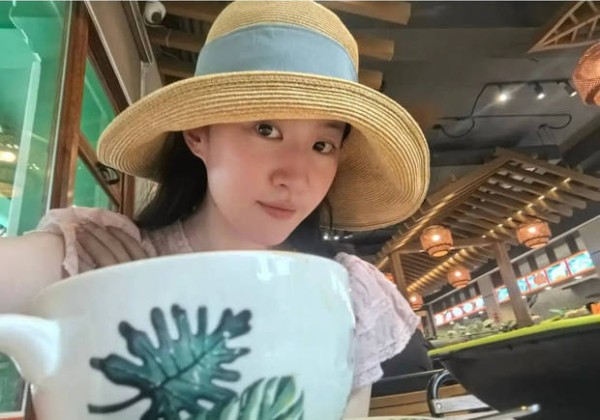 刘亦菲素颜出游，在咖啡馆自拍心情好。