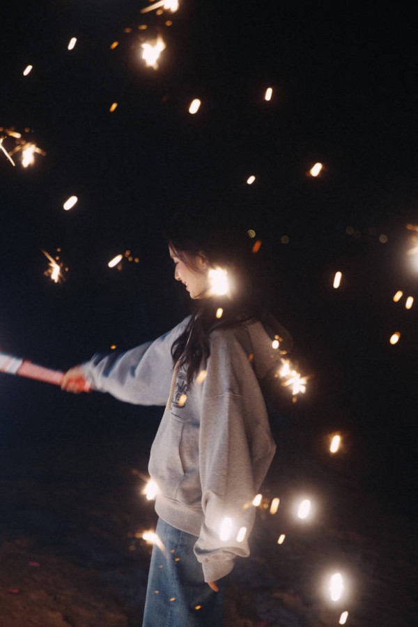 张婧仪夜色中玩烟花棒梦幻又唯美