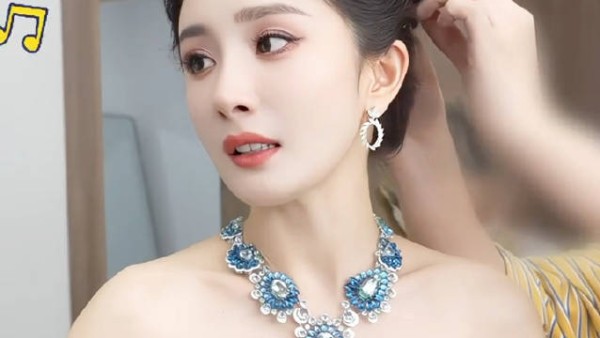 姐啊你是真的喜欢这首歌，随地大小唱，吃饭间隙，红毯妆造都能听到这首歌