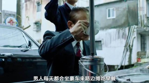男人每天都会坐豪车来路边摊吃早餐，可却从来都不结账