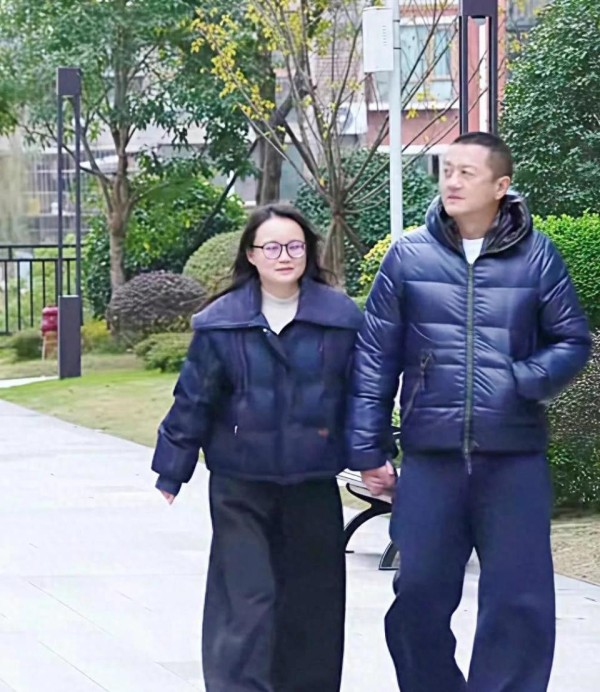 谁懂!李亚鹏牵朱春燕的手在小区散步,这满屏的幸福感藏都藏不住