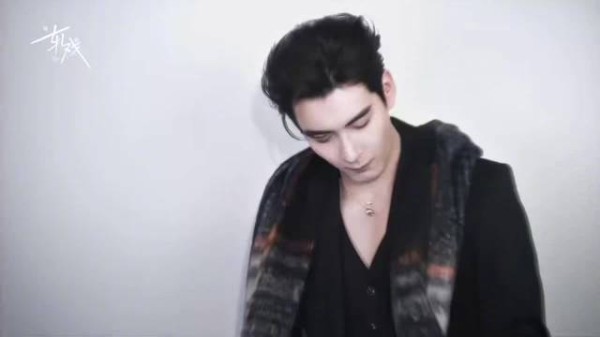 《轧戏》双人剧宣视频来了，属于冬日的围巾抱转场，看得人暖暖的甜甜的