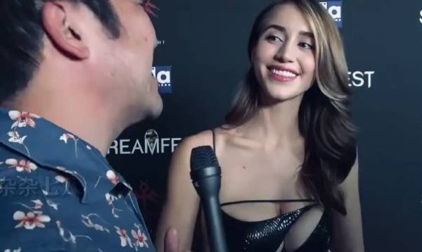 这就是国外的花瓶 要身材有身材 要演技有身材 不过我喜欢