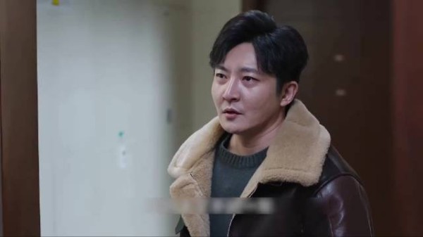 父亲要和保姆结婚变更房产证，小儿子提着菜刀上门阻拦