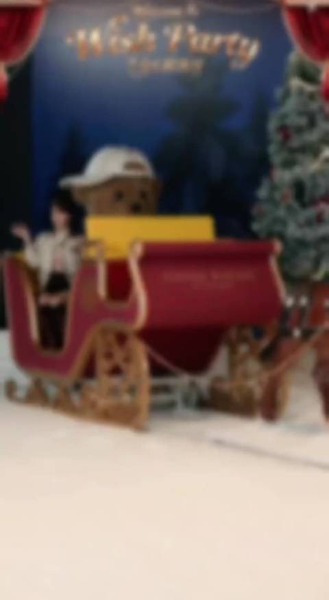 赵露思马车梦幻亮相品牌直播，盘发造型甜美如公主