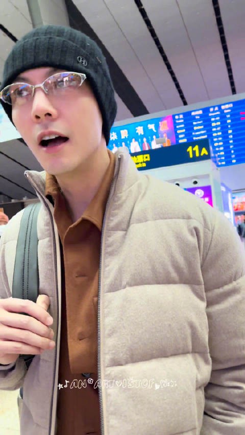 陈伟霆机场劝学粉丝,听闻11点上班显震惊