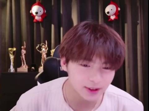 主播感冒痊愈活力开播，与宠物互动至凌晨