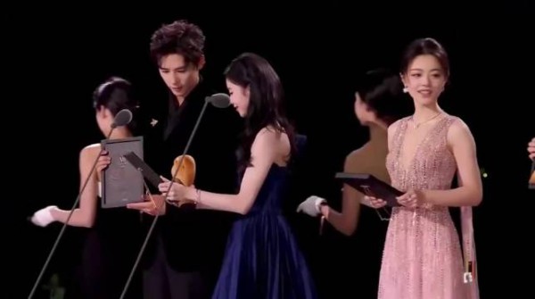 本来嗑赵今麦cp,谁料镜头一转,孟子义李昀锐对视拉丝丨星光大赏