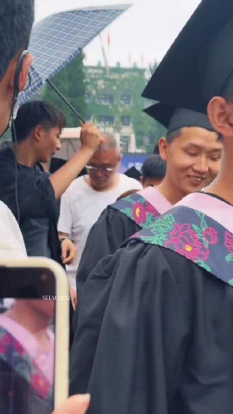 白敬亭真的太男大感了,反正我喜欢这类型的男生!