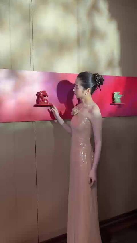 陈妍希颖儿向涵之同框合照,展现清甜明艳灵动三种美貌