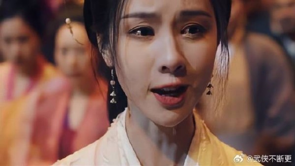 “众人朝他扔泥巴”，但他们会紧紧护着他