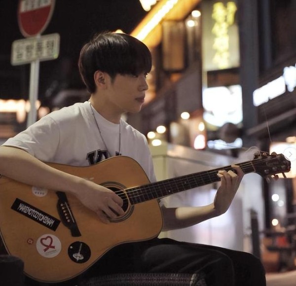 29岁男星意外离世，骨灰盒被父母随意安葬，妹妹含泪发声