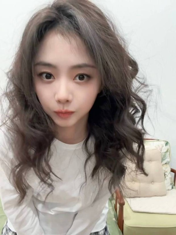 谭松韵卷发随拍释出 对镜比耶wink俏皮满分