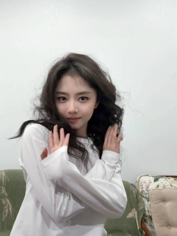 谭松韵摆出各种调皮的姿势。