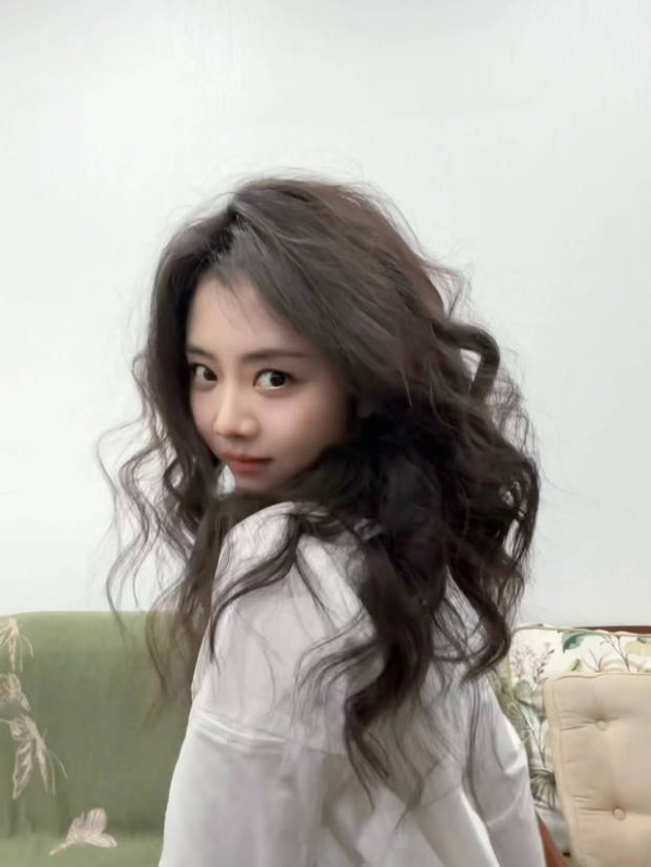 谭松韵回眸十分俏皮。